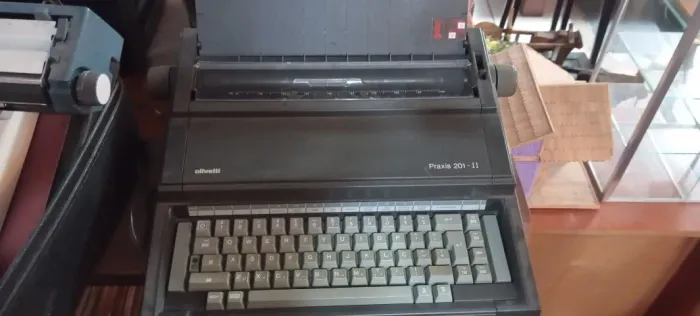 Máquina de escrever elétrica Olivette