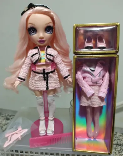 Boneca Rainbow High Bella. Leia descrição