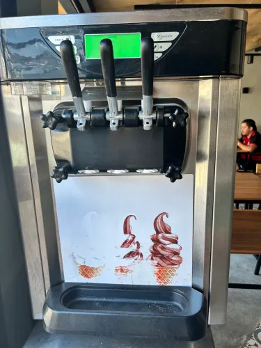 Máquina de Sorvete Gelatta E1 Plus - Semi Nova + Bancada - Oportunidade! ?