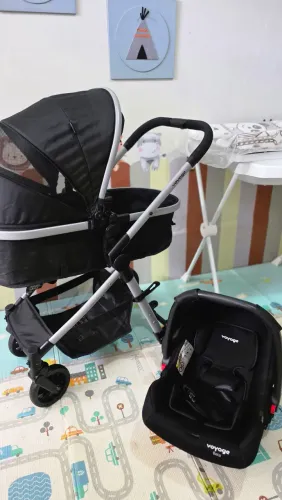 Carrinho Moisés com bebê conforto