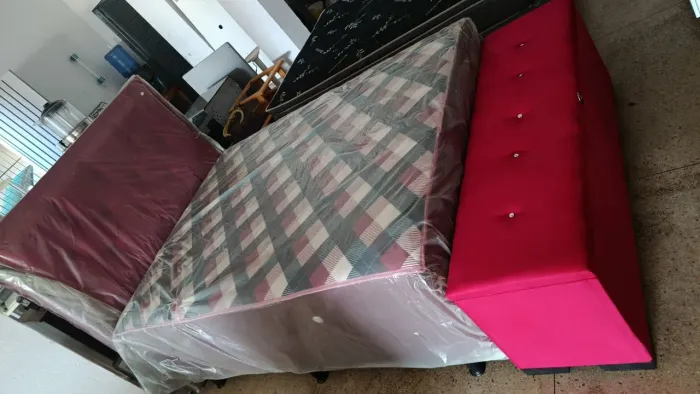 Cama box nova , bem reforçada e espuma celada de 14 centímetros
