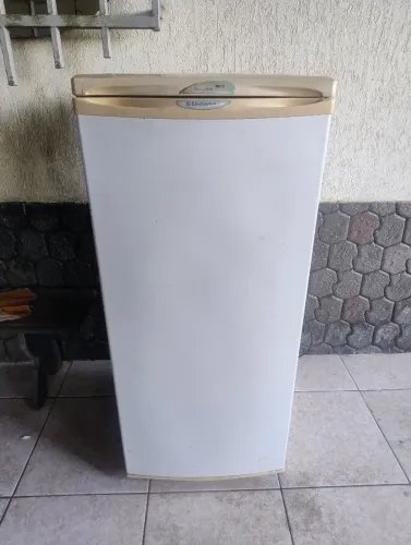 Freezer Vertical Electrolux 170 LTS (compacto)