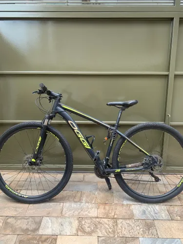 Bike OGGI Hacker Sport + Capacete e Corrente de brinde
