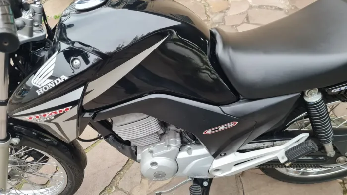 Titan 150 bem novinha