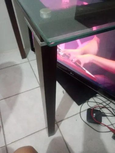 Vendo uma mesa de vidro em ótimo estado, podemos negociar.