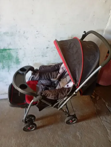 Carrinho de bebe em excelente estado de uso.