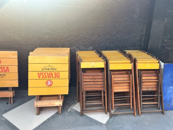 Mesa de bar com 4 cadeiras 