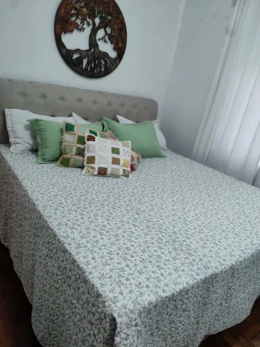 Cama,mesa,chese,lustre