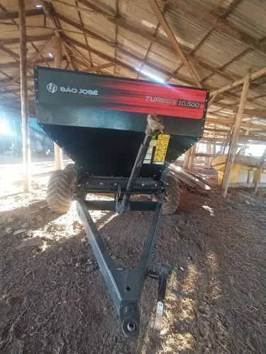 Distribuidor de calcário 10.500t 