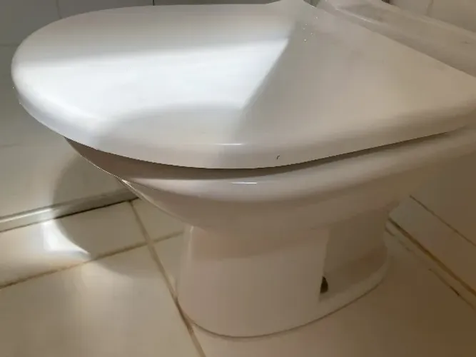 Bacia sanitária, branca, marca INCEPA, com assento plástico branco, usada