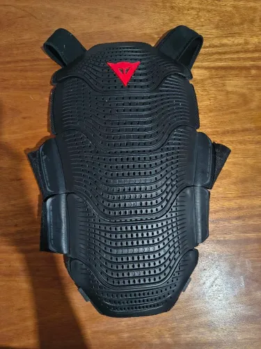 MOTO / PROTETOR DE COLUNA DAINESE/ USADO POUCAS VEZES.