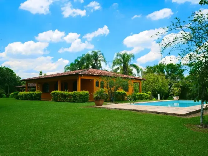 Chácara 250m², 5 dormitórios, piscina com churrasqueira, 10 vagas - Á Venda em Salto/SP.