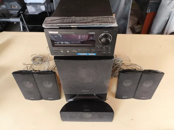 Receiver Teac com controle , 3 caixas acústica Sony 2 pequenas e o grave, o resto vendeu.