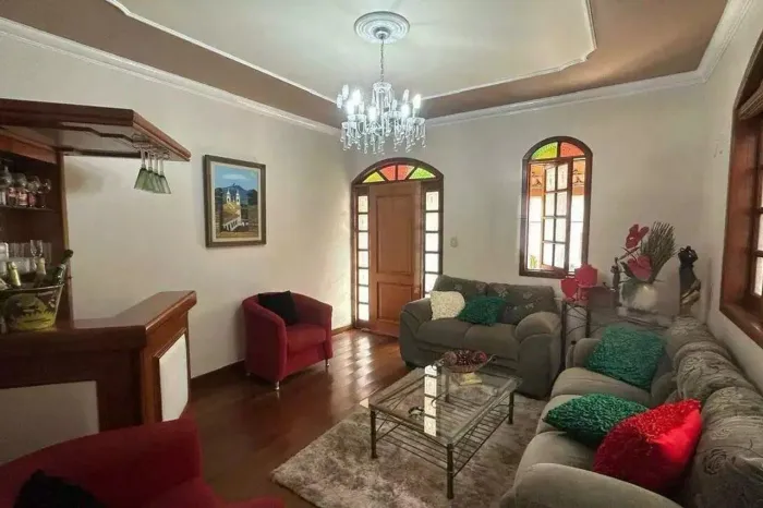 Casa à Venda - Betânia, 6 Quartos, 275 m2