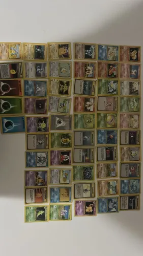 55 Cartas Pokemon diferentes do base set de 1999 ( + da metade do set )