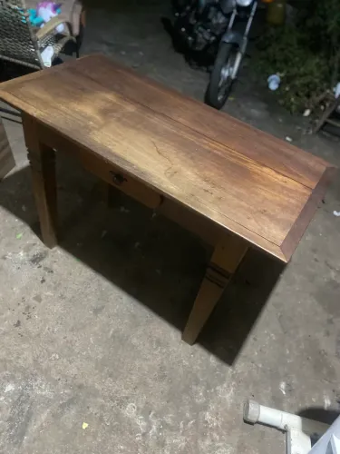 Vende-se Mesa de madeira com gaveta
