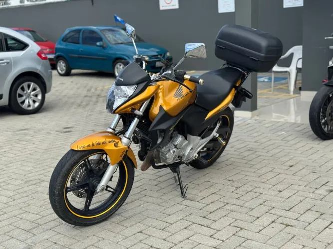 Vendo CB 300R em perfeito estado