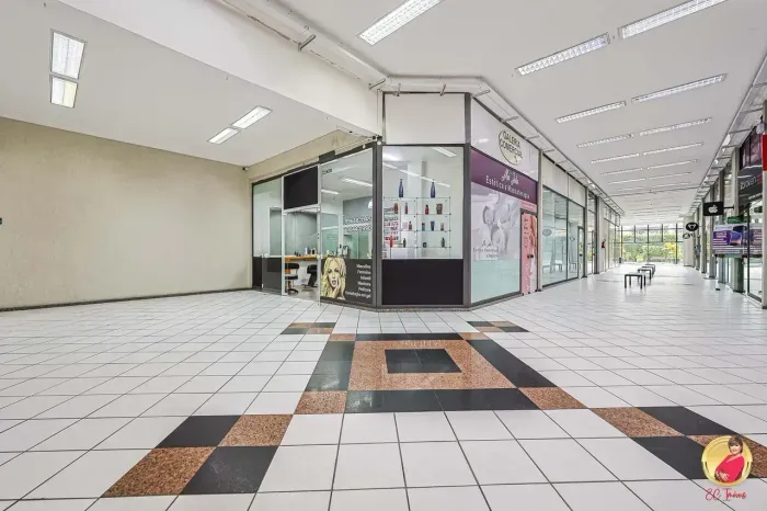 Loja em Galeria para venda com 28 metros quadrados em Centro - Curitiba - PR