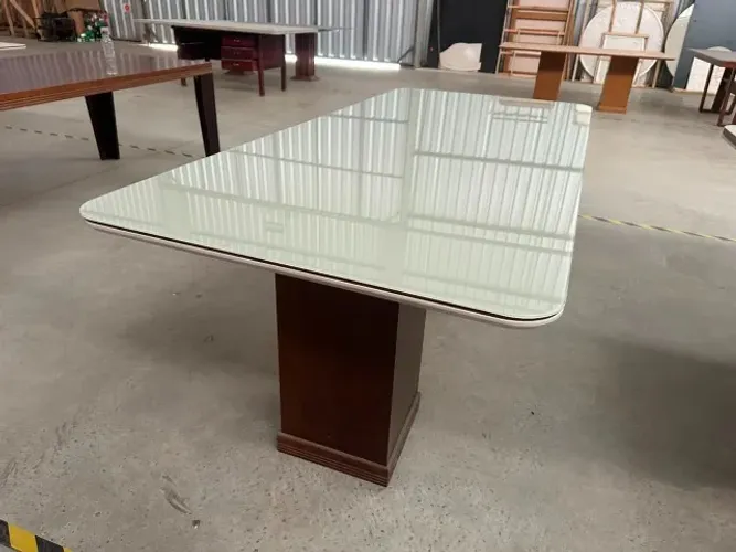 04 - Mesa Retangular 2,40 x 1,10 m | Tampo Duplo Amadeirado e Off White | 2 Bases Quadrada