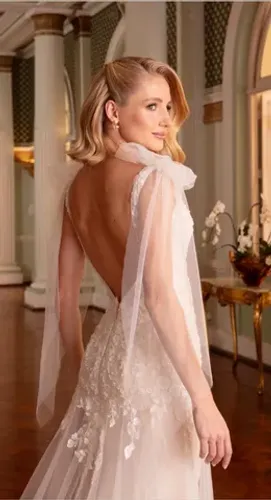Vestido noiva estilo sereia, nude c/ off-white, decote em v.