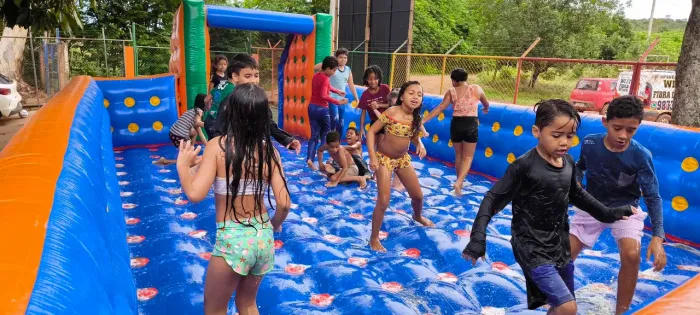Futebol de sabão e pula pula