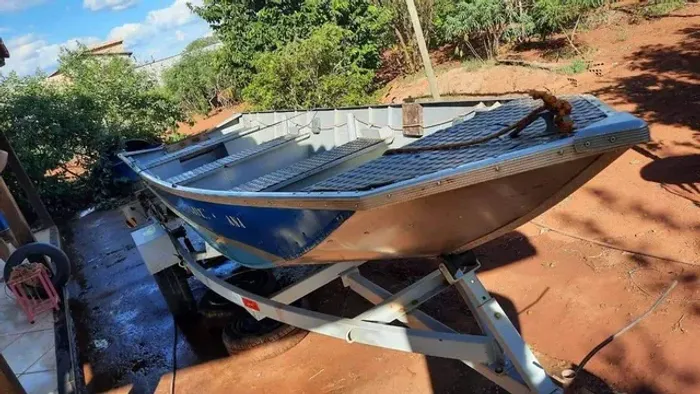 Vendo somente o barco 5 metros 8700 muito novo