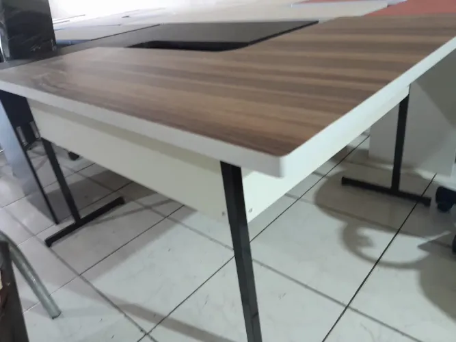 A- escrivaninha L mdf cor nogal e branca - entrego