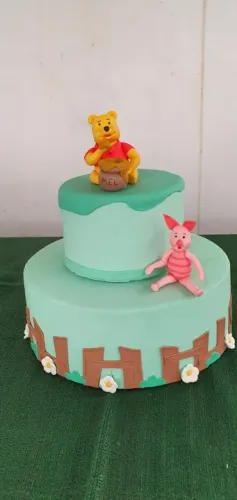 Bolo decorativo em biscuit para festas tema Pooh - usado