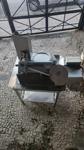 Fatiadora de Bacon, queijo, presunto e demais embutidos.