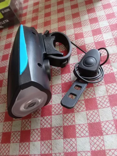 Farol de bicicleta com buzina e controle
