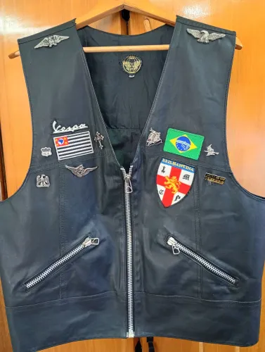 Colete Motociclista/Sem destino/Brilhantina/couro original,com bottons incluso. 