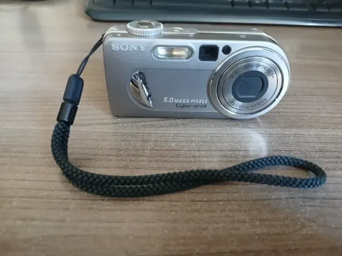 CAMERA DIGITAL SONY CYBER-SHOT DSC-P8