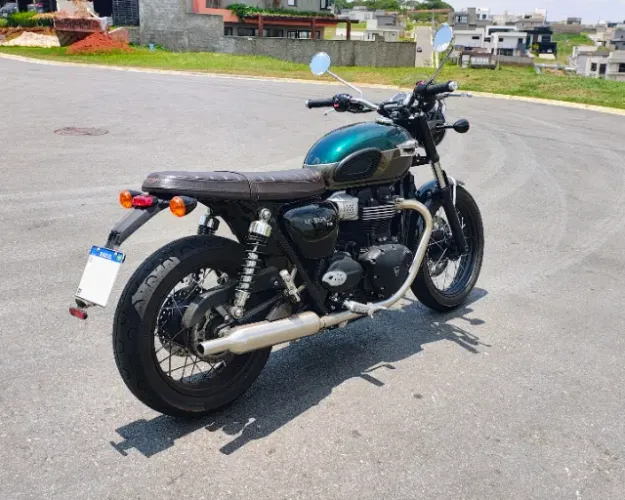TRIUMPH BONNEVILLE T100 900