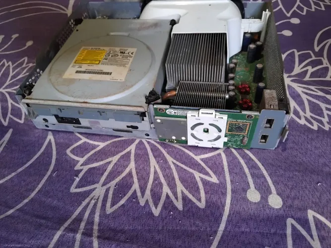 carcaça do Xbox 360 sucata  para aproveitar peças leia o anúncio todo 