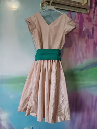 Vestido infantil rosa com cinto verde