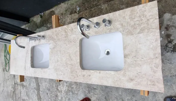 Pia para banheiro dupla na pedra travertino