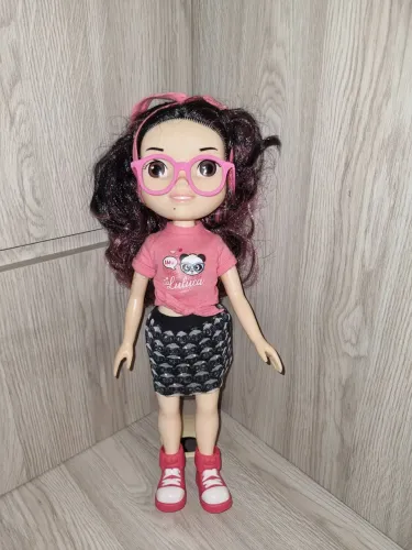 Boneca Luluca com óculos e roupa estilosa