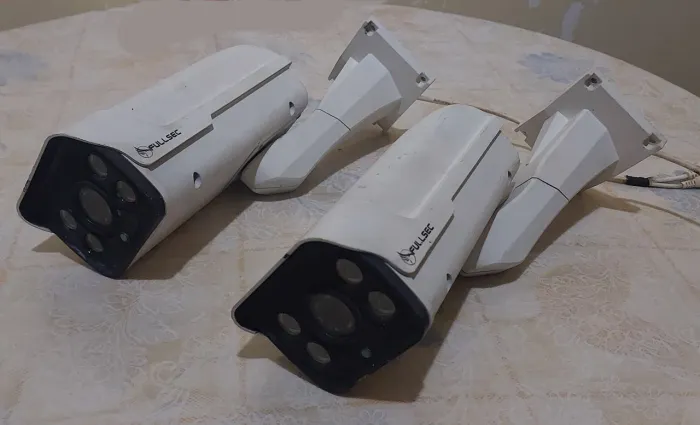 Kit com 2 Câmeras de Segurança Infravermelho - Uma Funciona e a outra não 