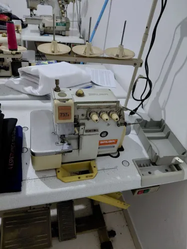 Máquina Overlock Siruba