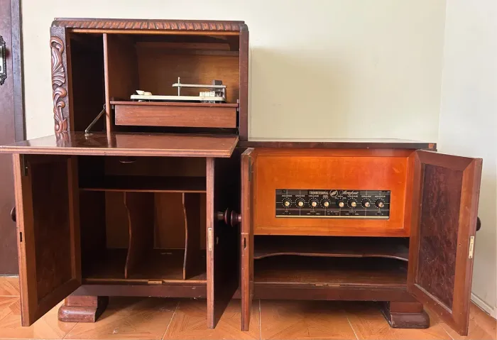 Antigo móvel de som com toca discos 