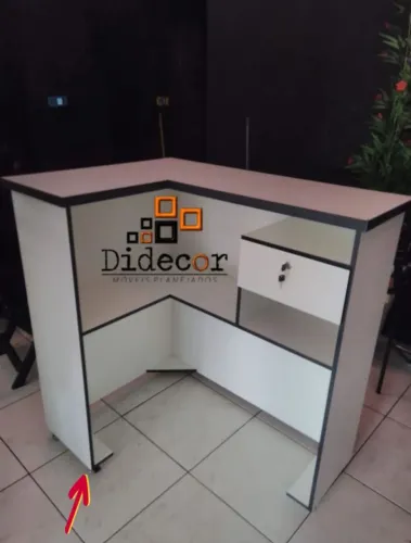 Balcão em L com rodinhas