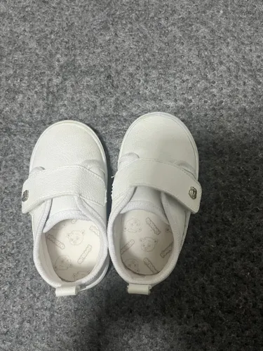 Sapatinhos de bebê branco tamanho 19.