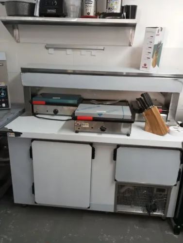 NZ. Bancada condimentadora refrigerada 1,50 m  