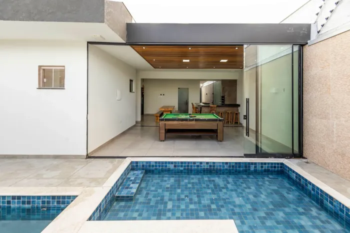 Área de lazer com piscina e churrasqueira