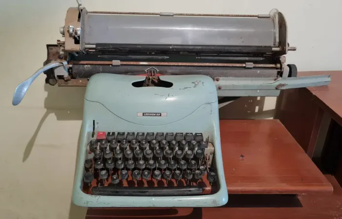 Máquina de escrever antiga Lexikon 80