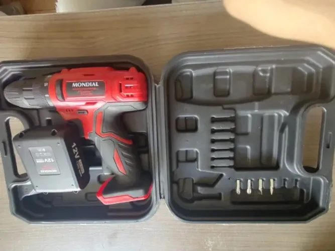 FURADEIRA E PARAFUSADEIRA Á BATERIA, MONDIAL, VERMELHO  190,00