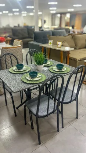 Mesa simples com 4 cadeiras 