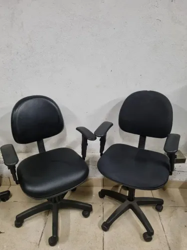 Cadeira de Escritório Preta com Apoio de Braço e Rodinhas Courino Ótimo Estado Confortavel