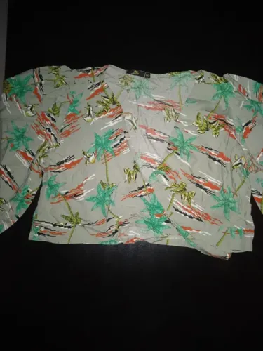 Conjunto cropped e calça estampado.