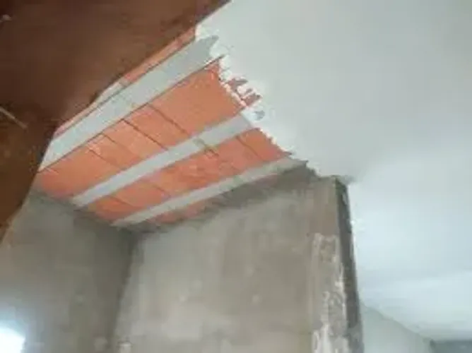 Reboco de gesso comum mestrado e distorcido